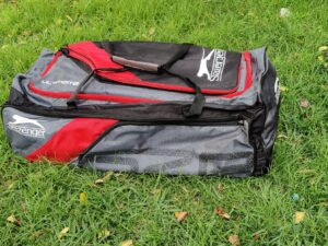 SLAZENGER WET VAULT WHEELIE KIT BAG